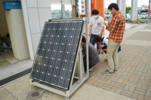 太陽光発電装置の組み立てに難航！？